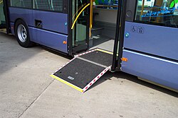 Rampa plegable de un autobús accesible