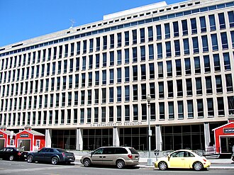 Detalle arquitectónico e institucional de la sede en Washington D. C.