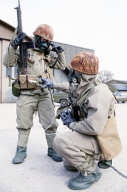 Soldados noruegos con equipo de protección NBQ