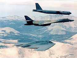 Un B-2 Spirit junto a un B-1B Lancer y un B-52 Stratofortress.