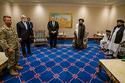 El secretario de Estado Mike Pompeo reuniéndose con una delegación talibán en Doha.