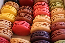 Macarrones arcoíris expuestos