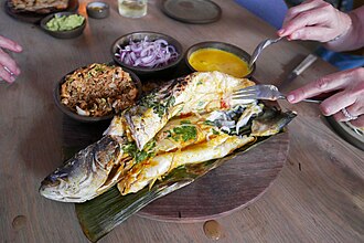 Pescado envuelto en hojas de bijao listo para la cocción