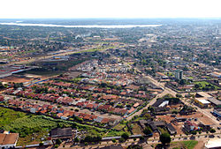 Vista urbana cercana al cauce