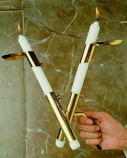 Candelabro con dos velas cruzadas empleado en la festividad