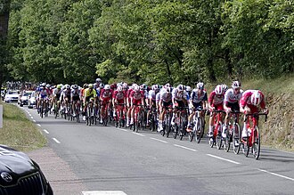 Ciclistas compitiendo en el Tour de Limousin