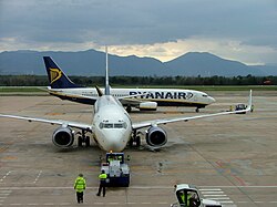 Un avión Boeing 737 de Ryanair estacionado en el aeropuerto de Gerona-Costa Brava