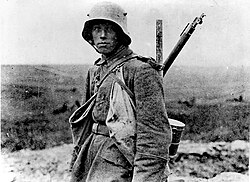 Soldado alemán de la Primera Guerra Mundial usando el Stahlhelm