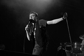 Ricky Wilson cantando en el escenario
