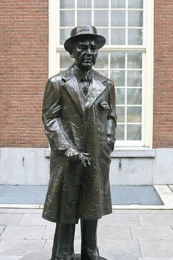 Estatua de Louis Couperus esculpida por Kees Verkade en 1998 en Lange Voorhout, La Haya