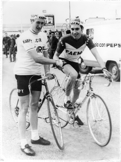 Juan María Uribezubía junto al ciclista Eddy Merckx