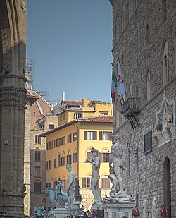 Estatuas históricas alineadas frente al Palacio Viejo