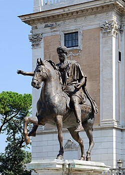 La estatua ecuestre de Marco Aurelio en el centro de la Piazza del Campidoglio