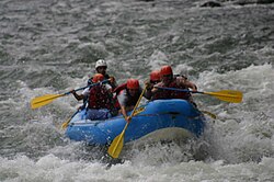 Embarcación y rápidos en el río Usumacinta.