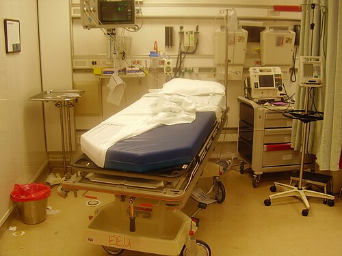 Sala de cuidados intensivos con equipamiento médico avanzado
