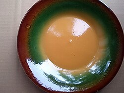 Plato tradicional de cerámica de Letonia con color degradado