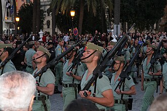 Procesión religiosa con escolta militar en Ceuta, España.