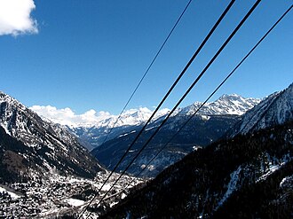 Vista general panorámica de Courmayeur y su paisaje alpino
