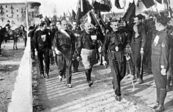Los camisas negras encabezados por Benito Mussolini en Bolonia