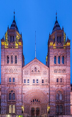 Vista nocturna del museo