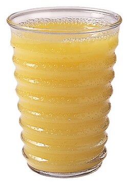 Vaso transparente lleno de zumo de naranja natural