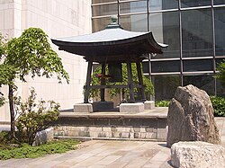 Campana Japonesa de la Paz en los jardines de la ONU.