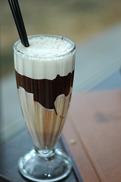 Batido irlandés con decoración en la superficie
