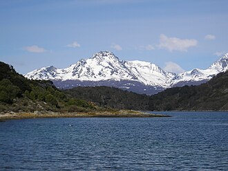 Paisaje montañoso y natural de la isla Navarino.