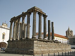 Vista general del Templo romano de Évora en su plaza