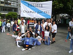 Grupo de personas reunidas en una calle urbana
