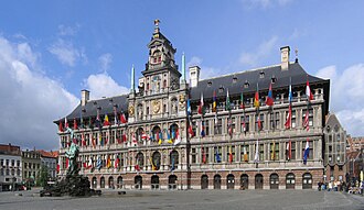 Vista del Ayuntamiento de Amberes desde la plaza