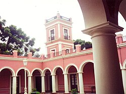 Fachada y torre principal del Palacio San José