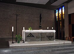 Conjunto de altar, crucifijo y escultura de Santa Cecilia en la iglesia de Santa Cecilia de Barcelona.