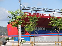 Vista de la explanada del estadio desde la calle M. Vázquez Montalbán