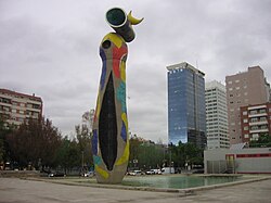 Mujer y Pájaro (1983), de Joan Miró, ubicada en el parque homónimo.