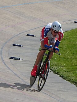 Wiggins en un velódromo con el maillot de Cofidis