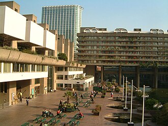 Vista general y detalles arquitectónicos del complejo Barbican en Londres