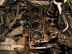 Bloque de un motor sin la culata permitiendo ver los cuatro cilindros.