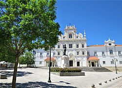Plaza principal y entorno catedralicio en Santarém