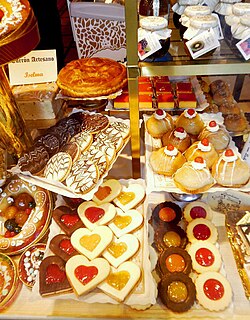 Variedad de postres dulces dispuestos sobre una superficie.