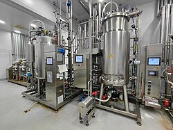 Biorreactor industrial de gran escala para la producción de vacunas.