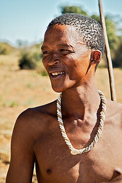 Un hombre San de Namibia en su entorno natural