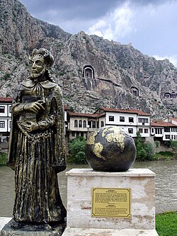 Estatua moderna dedicada a Estrabón en Amasya.