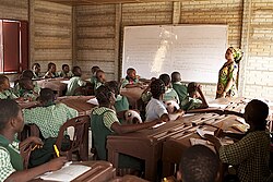 Alumnos estudiando en un aula de una escuela pública de Nigeria.