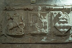 Bajorrelieve decorativo del Palau de la Generalitat con los emblemas de los tres brazos.