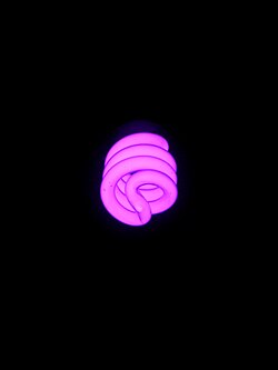 Lámpara fluorescente de luz ultravioleta que emite marginalmente luz visible violeta