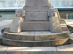 Detalle de la base del monumento