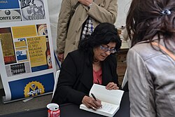Almudena Grandes firmando ejemplares de su libro