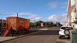 Oficina de turismo La Carreta situada en la verde llanura urbana de Río Gallegos