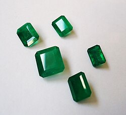 Esmeraldas talladas